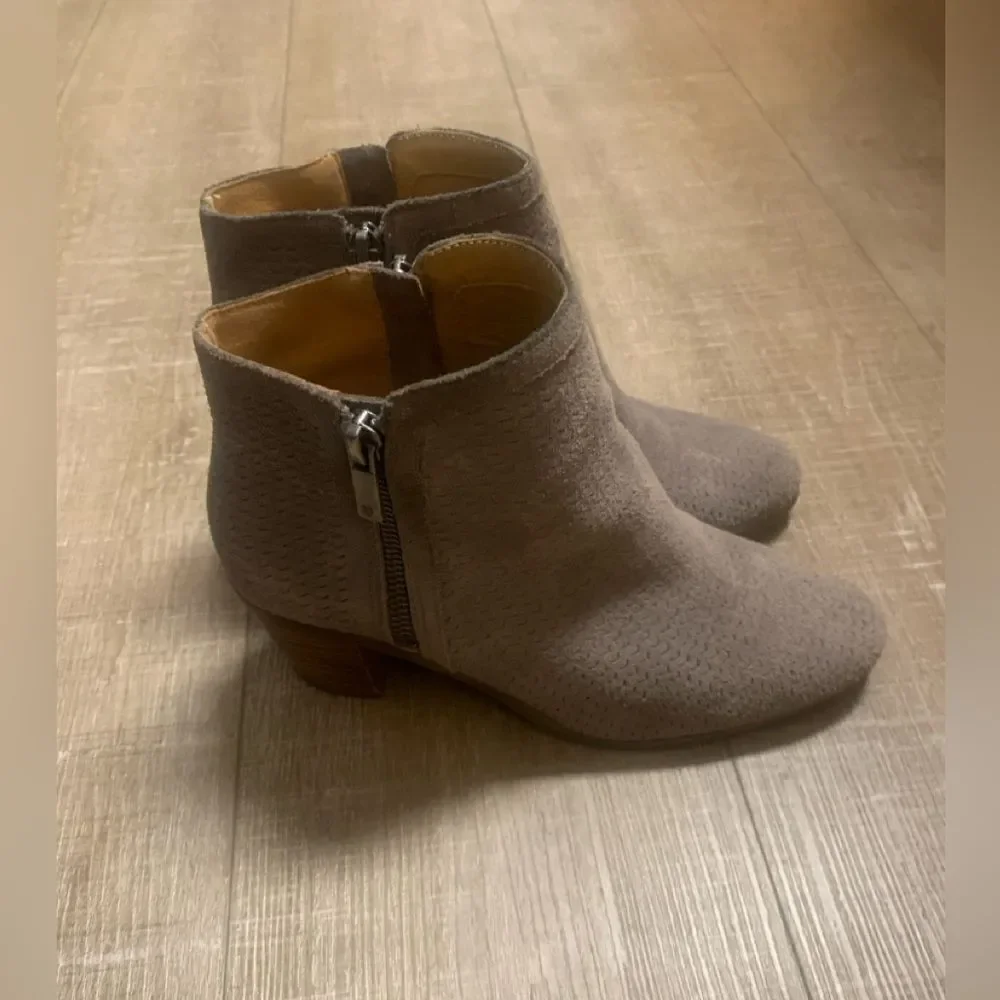 Lucky brand used woman’s boots in fair condition